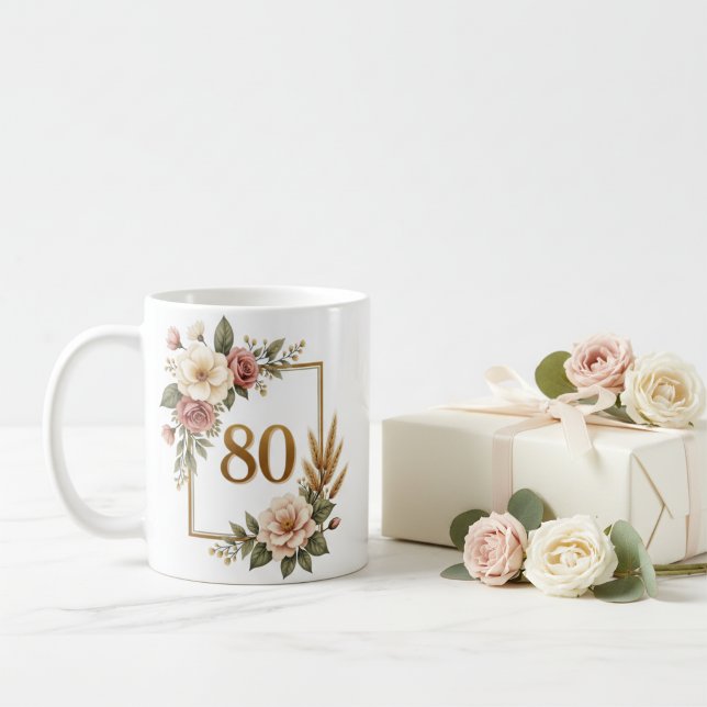 Sofistikerad blomsterpresent för 80-årsdag, anpass kaffemugg (Elegant Floral 80th Birthday Custom Name & Date Coffee Mug)