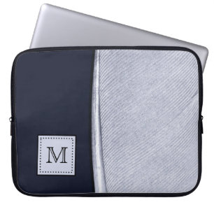 Sofistikerad flotta och Silver Feather Monogram Laptop Sleeve
