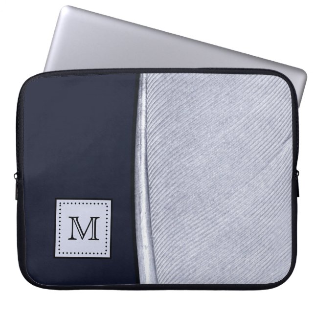 Sofistikerad flotta och Silver Feather Monogram Laptop Sleeve (Framsidan)