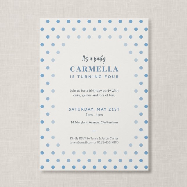 Sofistikerad fransk blå prick barnkalas inbjudningar (Blue Polka Dot - 5x7" Birthday Party Invitation)