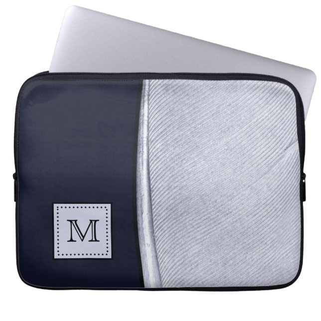 Sofistikerad marin- och silverfjäderMonogram Laptop Fodral (Framsidan)