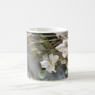 Sofistikerad vit blomkrukka Bleka blommor fina Kaffemugg