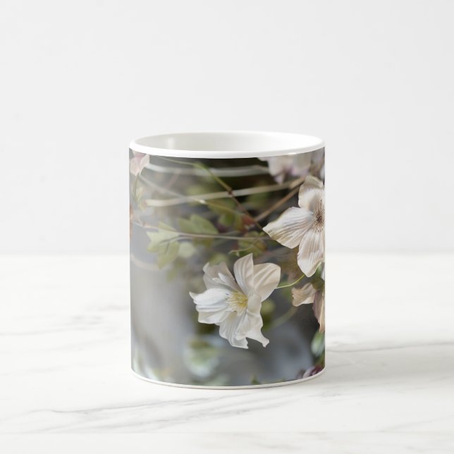 Sofistikerad vit blomkrukka | Bleka blommor fina Kaffemugg (Center)