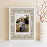 Soft Beige Folk Art Blommigt Ram med Anpassningsba Poster<br><div class="desc">Modern och charmerande, den här anpassningsbarna ger ett skandinaviskt folkbildsvib till din hemdekan med en tryckt gräns av neutraltens varma beige med vita blommor och mjuka moss än löv som omger ett foto som du själv väljer. Texten nedan kan vara personlig med namn och året eller ett budskap som är...</div>