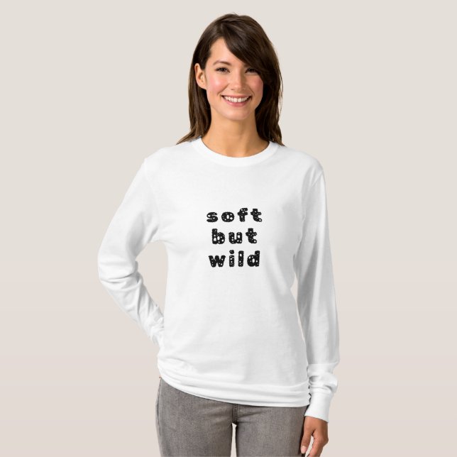 Soft but wild – Minimalistisches Statement T-Shirt (Hel framsida)