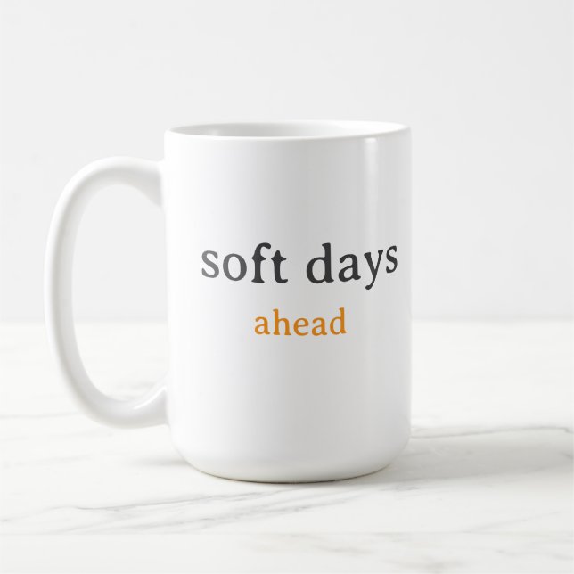 Soft Days Ahead – Minimal Lowercase Typography wit Kaffemugg (Vänster)