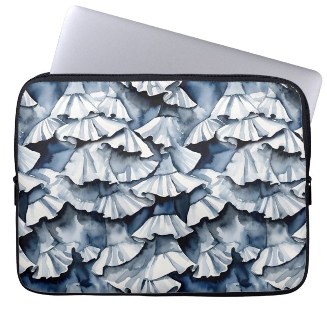 Soft Denim Blue Watercolor Ruffles Laptop Fodral (Framsidan)