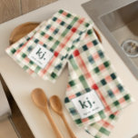 Soft Evergreen Gingham Monogram Kitchen Towel Kökshandduk<br><div class="desc">Lägg till en liten charm i köket med det här Soft Evergreen Gingham Monogram Kitchen Towel. Med en klassisk gingham mönster i varma evergreen-, korall- och neutralt-toner kombinerar köket både stil och funktionalitet. Den är tillverkad av mjukt, absorberande material och är perfekt för torkning av diskar, torkning av yta eller...</div>