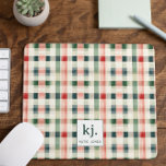 Soft Evergreen Gingham Monogram Musmatta<br><div class="desc">Lägg till en liten stund av tidlös charm på arbetsytan med den här Soft Evergreen Gingham Monogram Mouse Pad. Med en klassisk plaid mönster i lugnande nyanser av grönt, rött och beige, är den här musmattan perfektens blandning av stil och funktionalitet. Med personligens monogram i mitten kan du lägga till...</div>