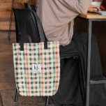 Soft Evergreen Gingham Monogram Tygkasse<br><div class="desc">Lägg till ett litet klassiskt charm till din vardag med vår Soft Evergreen Gingham Monogram Tote Bag. Med en snyggt med en blandning av varm röd, grönt och elfenbensingham erbjuder den här texten ett tidslöst plaid mönster som är perfekt för julhelgen eller årsomspännande använda. Anpassa det med ditt monogram eller...</div>