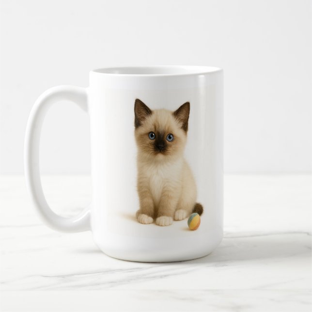 Soft Focus - Ragdoll Kitten med Felt Leksak Boll Kaffemugg (Vänster)