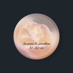 Soft Gul ros Wedding Favor Magnet<br><div class="desc">Mjuk och drömmande gul ros med rosa lyfter fram blommigten, spara datumet för bröllop meddelande eller gynna kylmagnet. Fyll i informationen i mallen. Gör fler ändringar i text och teckensnitt storlekt, stil och färg genom att klicka på Anpassa. Den här bilden finns på många produkter i mitt galleri. Besök Smilins...</div>