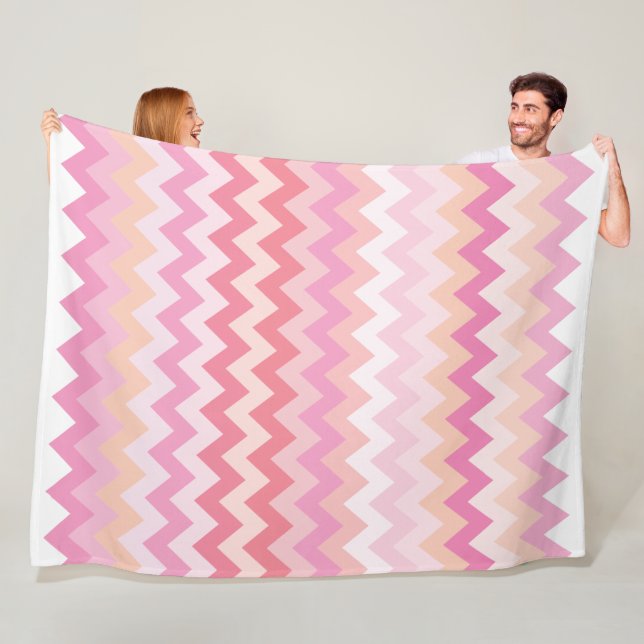 soft pastel pink striped colorful zigzag pattern fleecefilt (På plats)