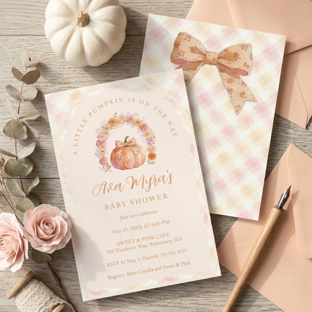 Soft Peach Gingham Pumpkin Baby Shower TMF26 Inbjudningar (weet Coquette Bow and Pumpkin Baby Shower Invitation with Gingham Pattern Details.)
