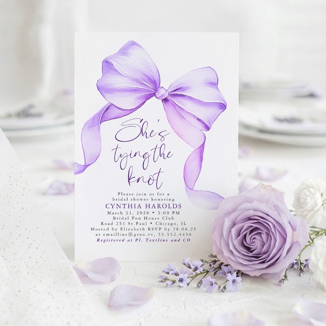 Soft Purple Bow She's Tying the Knot Bridal Shower Inbjudningar (Purple Bow Bridal Shower Invitations)
