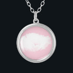 Soft Rosa White Peony Blommigt Round Necklace Silverpläterat Halsband<br><div class="desc">Vita peonin med ljus rosa bakgrund på anpassningsbarnas runda halsband. Perfekt för bröllop som gåva till brudgummen eller mors dag eller som perfekt lilla presenter,  bevis på en känslig och vänlig gest. Matchande hälsningskort,  vykort,  klistermärke och annat...  Glöm inte hela samlingen.</div>