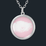 Soft Rosa White Peony Blommigt Round Necklace Silverpläterat Halsband<br><div class="desc">Vita peonin med ljus rosa bakgrund på anpassningsbarnas runda halsband. Perfekt för bröllop som gåva till brudgummen eller mors dag eller som perfekt lilla presenter,  bevis på en känslig och vänlig gest. Matchande hälsningskort,  vykort,  klistermärke och annat...  Glöm inte hela samlingen.</div>