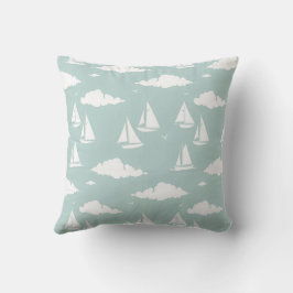 Soft Teal Sailboat och Cloud Coastal Mönster Kudde