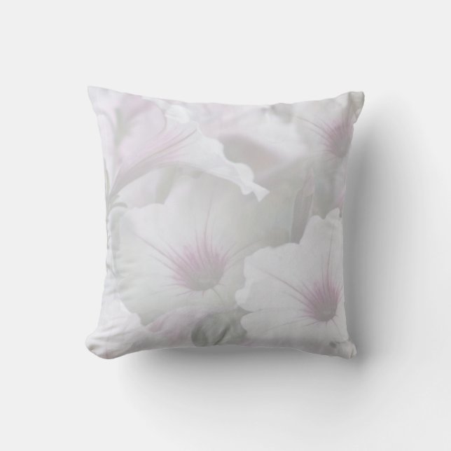Soft White och Rosa Petunias Pillow Kudde (Framsida)