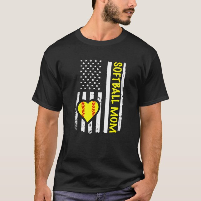 Softball Mom USA Flag Heart   T Shirt (Framsida)