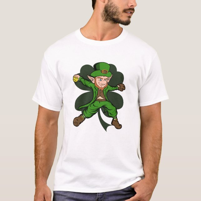 Softball Pitcher Leprechaun St. Patrick's Day T Shirt (Framsida)