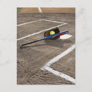 Softball, softbollhandskar och fladdermus på hemma vykort