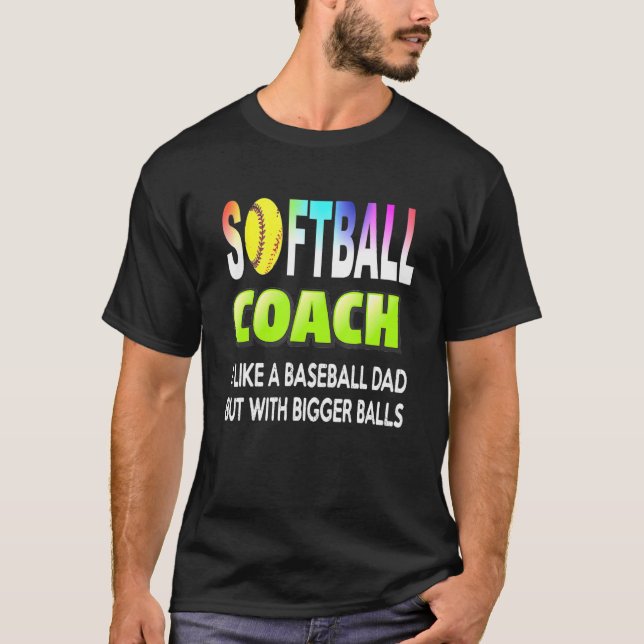 Softball tränare som en baseboll-buss men med stor t shirt (Framsida)