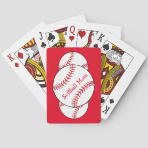 Softballmamma som leker kort spel kort