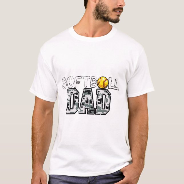 Softballpappas kamouflagemönster – Stolt sportpapp T Shirt (Framsida)