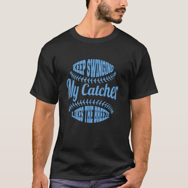 Softbollspelare Fortsätt Svinga Min Catcher Gillar T Shirt (Framsida)