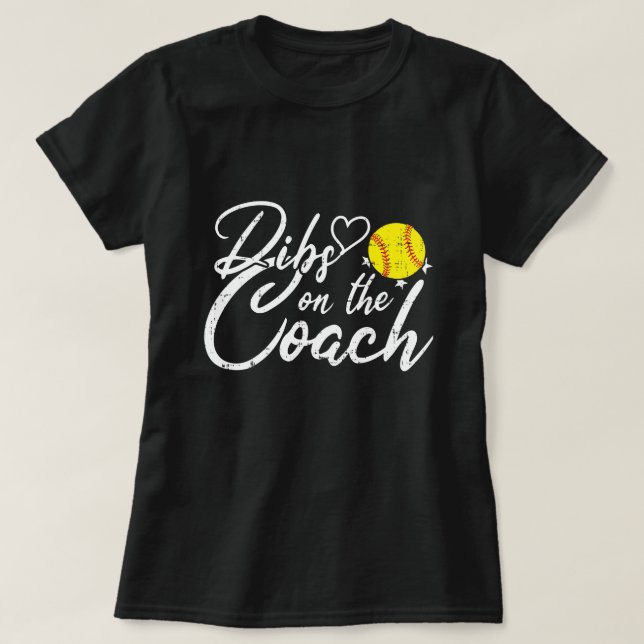 Softbollstränarens fru hävdar coachen t shirt (Design framsida)