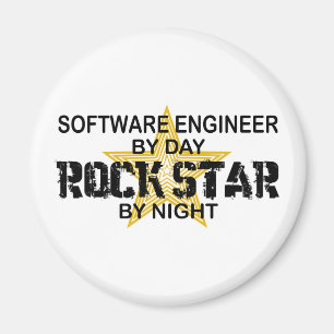Softwareingenjörrockstjärna vid natt magnet