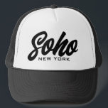 Soho New York-truckerkeps med skripttypografi Keps<br><div class="desc">Soho New York-truckerkeps med manustypografi. Anpassningsbarnas svarta och vita basebolllock för avslappnadens bära,  sport,  golf med mera. Snyggtens handskriftsformat för manar och kvinnligt. Finns även i annan coola färg.</div>