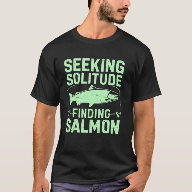 Söker ensamhet hittar laxfiske t shirt (Framsida)