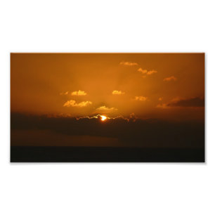 Sol bakom moln I Orange Solnedgång Foto