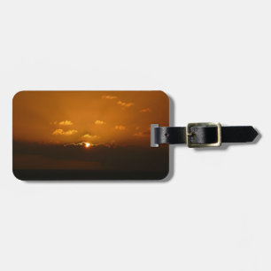 Sol bakom moln I Orange Solnedgång Foto Bagagebricka