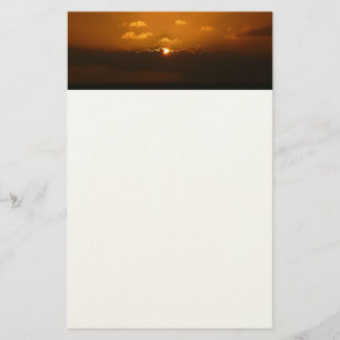 Sol bakom moln I Orange Solnedgång Foto Brevpapper
