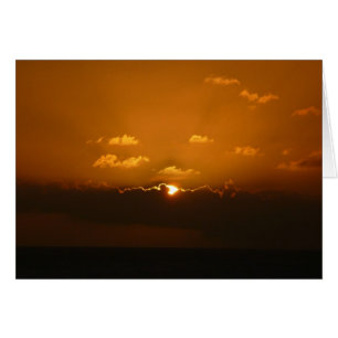 Sol bakom moln I Orange Solnedgång Foto Hälsningskort