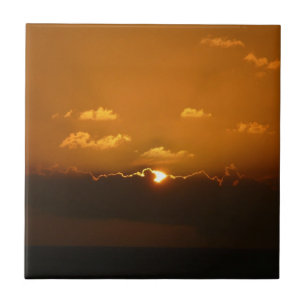 Sol bakom moln I Orange Solnedgång Foto Kakelplatta