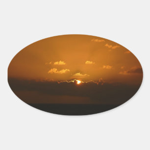 Sol bakom moln I Orange Solnedgång Foto Ovalt Klistermärke