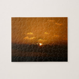 Sol bakom moln I Orange Solnedgång Foto Pussel