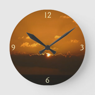 Sol bakom moln I Orange Solnedgång Foto Rund Klocka