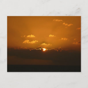 Sol bakom moln I Orange Solnedgång Foto Vykort