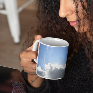 Sol bakom molnfoto kaffemugg