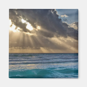 Sol bryter genom moln över havet magnet