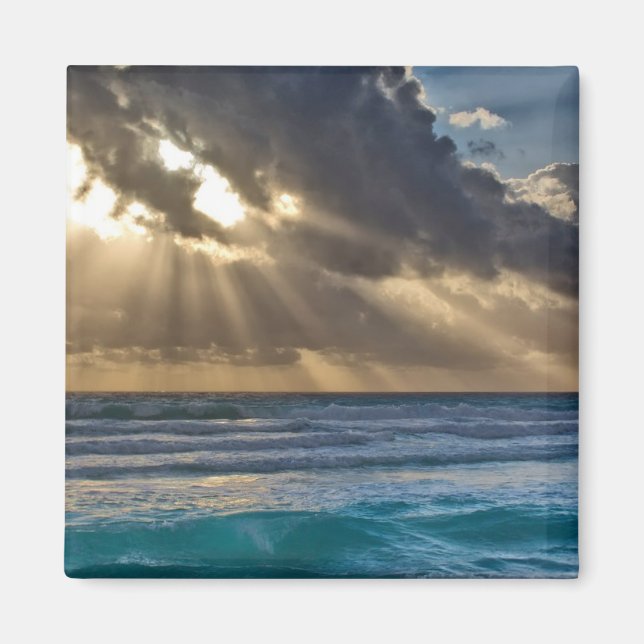 Sol bryter genom moln över havet magnet (Framsidan)