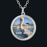 Sol Dag Ocean Beach Pier Pelican Bird Photo Cute Silverpläterat Halsband<br><div class="desc">"Sol-dagen". Den här söta, lycklig-pelican genomgick en räls som förbisåg en Kaliforniens strand skriker "semestervatten". Gå tillbaka till de varma oceanerna när du bäror detta färgstarka fotografiska halsband. Detta halsband finns i små, medelstora och stora storlekar, såväl som i kvadratiska och cirkelformade former. Du kan beställa detta halsband i ditt...</div>