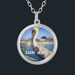 Sol Dag Ocean Beach Pier Pelican Bird Photo Cute Silverpläterat Halsband<br><div class="desc">"Sol-dagen". Den här söta, lycklig-pelican genomgick en räls som förbisåg en Kaliforniens strand skriker "semestervatten". Gå tillbaka till de varma oceanerna när du bäror detta färgstarka fotografiska halsband. Detta halsband finns i små, medelstora och stora storlekar, såväl som i kvadratiska och cirkelformade former. Du kan beställa detta halsband i ditt...</div>