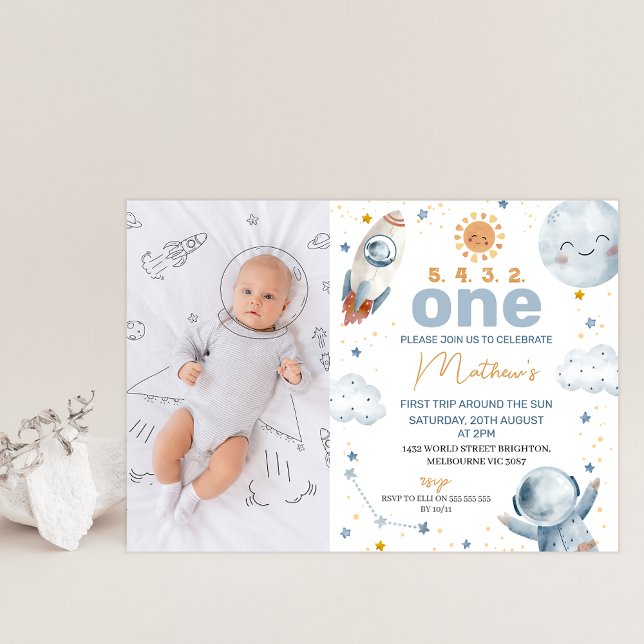 Sol Foto första Resa runt Sol 1:a födelsedag Inbjudningar (Cute first trip around the sun 1st birthday invitation featuring a small sun and photo on the front.)