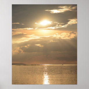 Sol går genom moln över havet poster